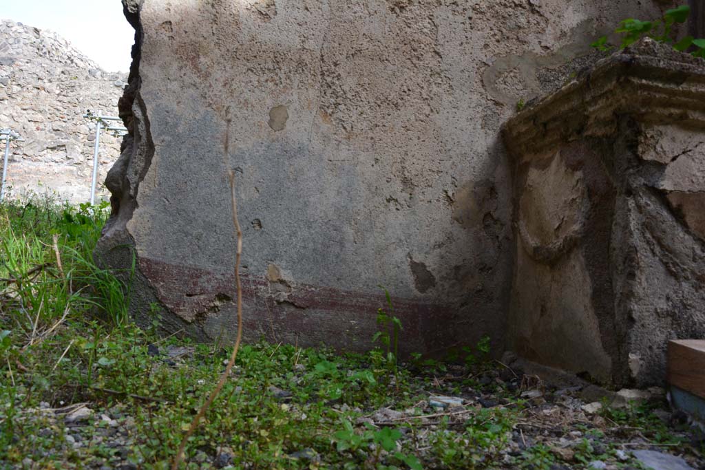 IX.5.2 Pompeii. March 2017. Room w, looking east towards lower wall near altar in kitchen area.
Foto Christian Beck, ERC Grant 681269 DCOR.

