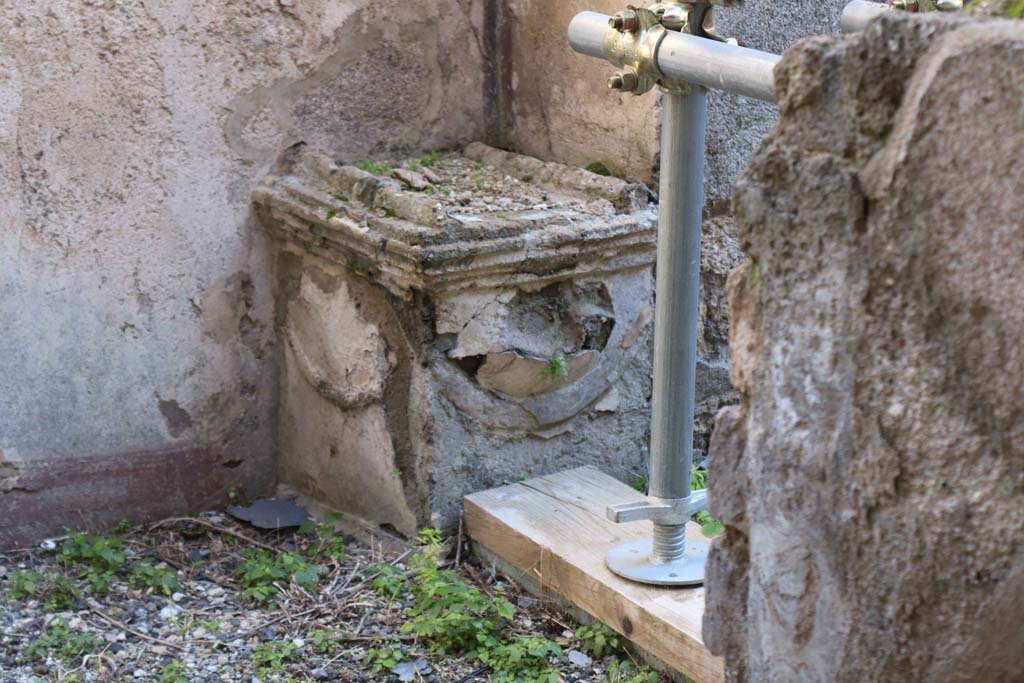 IX.5.2/22 Pompeii. February 2020. Room w.
Looking east from entrance doorway at IX.5.22 with detail of altar. Photo courtesy of Aude Durand.

