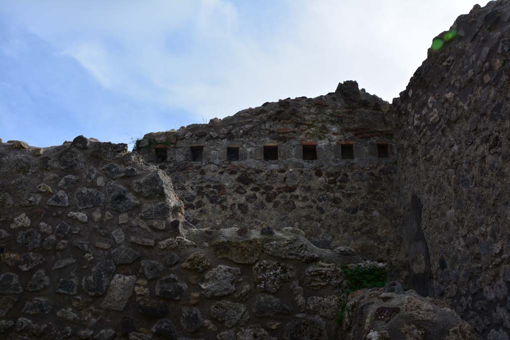 IX.5.2 Pompeii. March 2017. Room y, detail of upper south wall, taken from room x.
Foto Christian Beck, ERC Grant 681269 DCOR.

