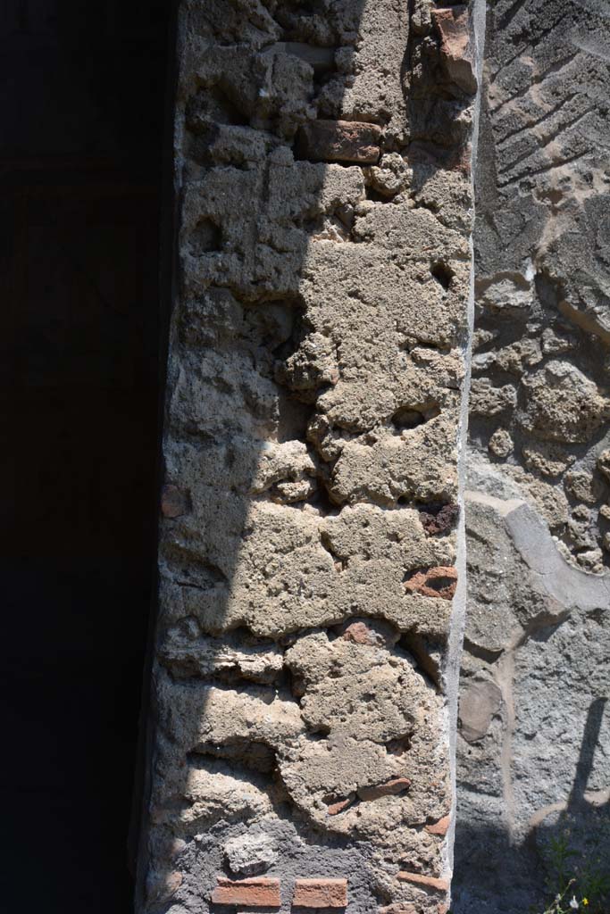 IX.5.2 Pompeii. May 2017. 
Room ‘u’, looking towards east side of doorway pilaster, with peristyle ‘p’, on right.
Foto Christian Beck, ERC Grant 681269 DÉCOR.
