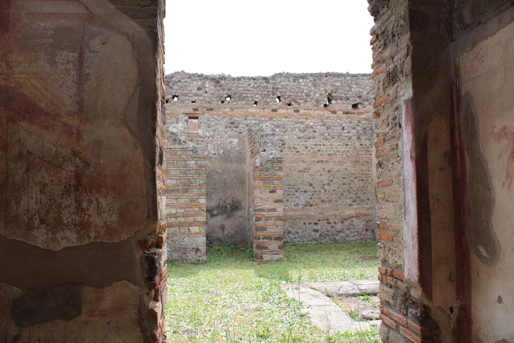 IX.5.2 Pompeii. May 2019. Room ‘c’, looking west with west wall at south end of doorway, on left, and north-west corner, on right.
Foto Christian Beck, ERC Grant 681269 DÉCOR.
