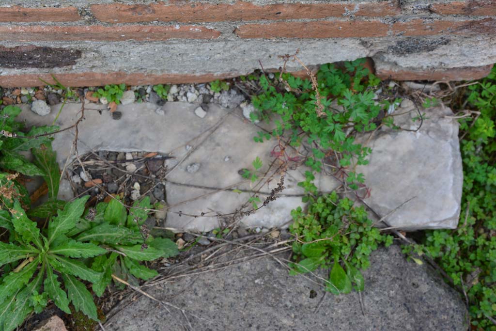 IX.5.2 Pompeii. March 2017. Room ‘i’, detail of doorway threshold at east end, with hole for doorpost. 
Foto Christian Beck, ERC Grant 681269 DÉCOR.
