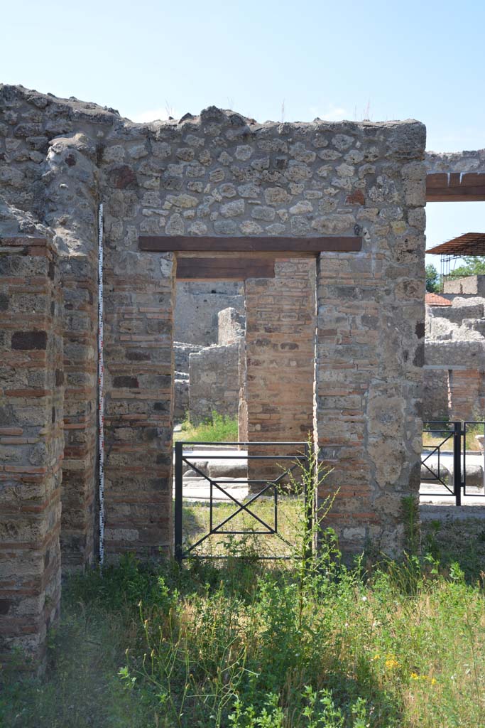 IX.5.2 Pompeii. May 2017. 
Atrium ‘b’, north-west corner, with doorway to shop at IX.5.1, and to room ‘f’, on left. 
Foto Christian Beck, ERC Grant 681269 DÉCOR.
