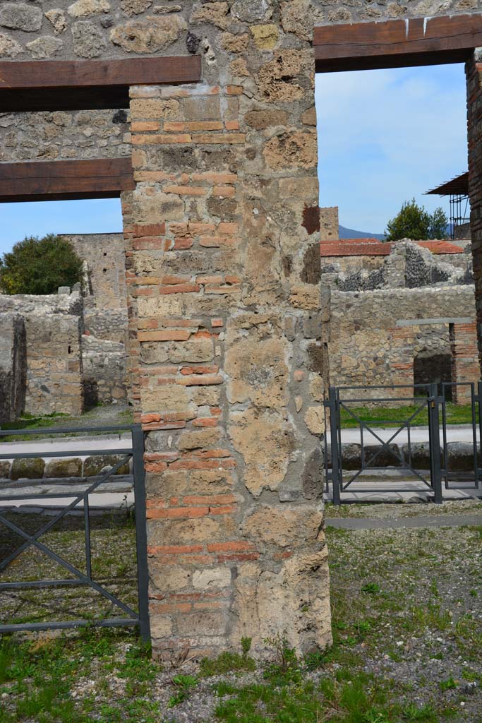 IX.5.2 Pompeii. March 2017. 
Atrium ‘b’, pilaster on north side of atrium, between doorway linking to IX.5.1, on left, and entrance corridor, on right.
Foto Christian Beck, ERC Grant 681269 DÉCOR.
