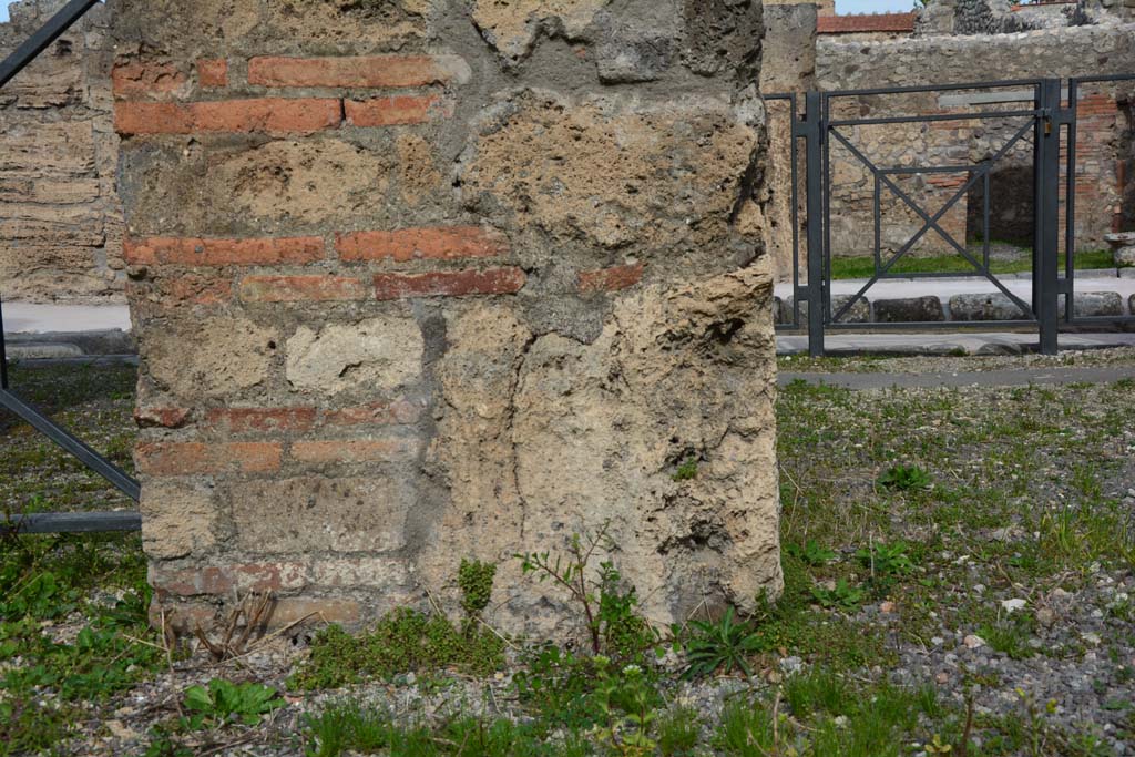 IX.5.2 Pompeii. March 2017. Atrium ‘b’, north side, detail of pilaster separating doorway to IX.5.1, and entrance corridor, on right.