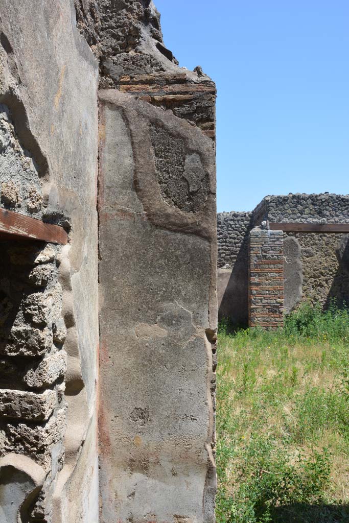 IX.5.2 Pompeii. May 2017. Room ‘f’, looking east towards upper pilaster in north-east corner.
Foto Christian Beck, ERC Grant 681269 DÉCOR.
