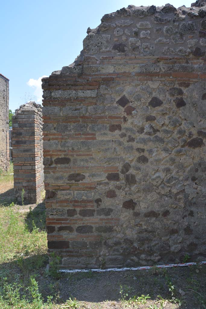 IX.5.2 Pompeii. May 2017. Room ‘h’, looking towards south wall at east end, with atrium ‘b’, on left.
Foto Christian Beck, ERC Grant 681269 DÉCOR.

