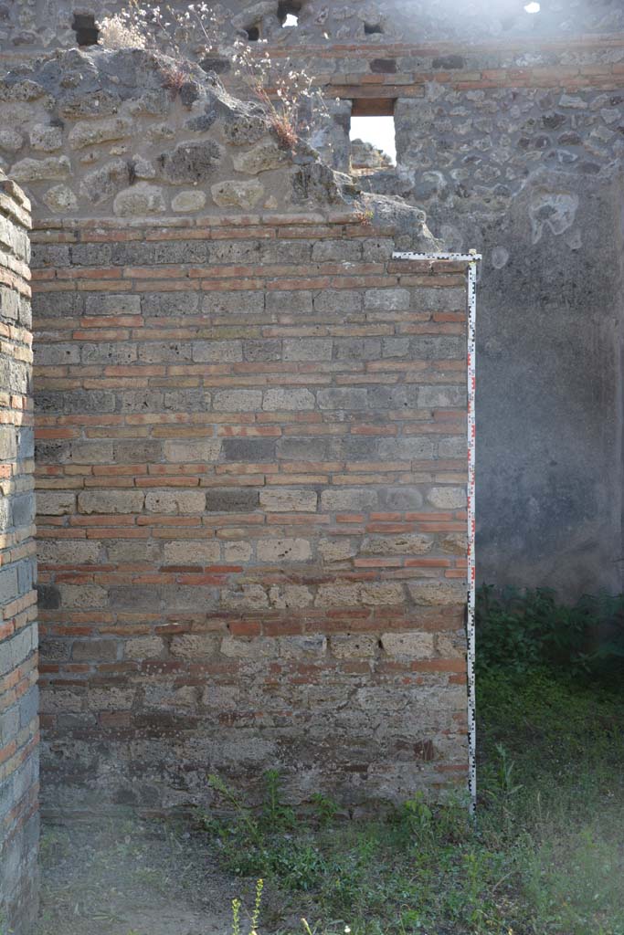 IX.5.2 Pompeii. May 2017. 
Room ‘b’, south-west corner of atrium, with doorway to corridor ‘m’, on left, and to room ‘g’, on right.  
Foto Christian Beck, ERC Grant 681269 DÉCOR.
