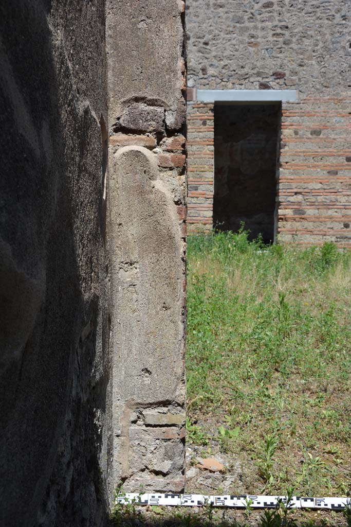 IX.5.2 Pompeii. May 2017. 
Room ‘g’, pilaster in north-east corner, north side of doorway to atrium ‘b’.
Foto Christian Beck, ERC Grant 681269 DÉCOR.
