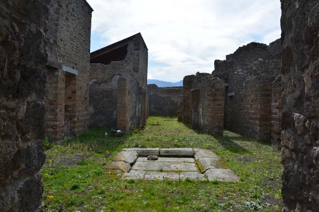 IX.5.2 Pompeii. March 2017. Looking south across atrium (room ‘b’) from entrance corridor/fauces.
Foto Christian Beck, ERC Grant 681269 DÉCOR.

