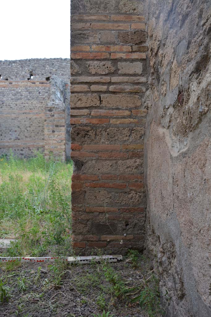 IX.5.2 Pompeii. May 2017. 
Room ‘d’, detail of masonry pilaster in north-west corner, looking west.  
Foto Christian Beck, ERC Grant 681269 DÉCOR 
