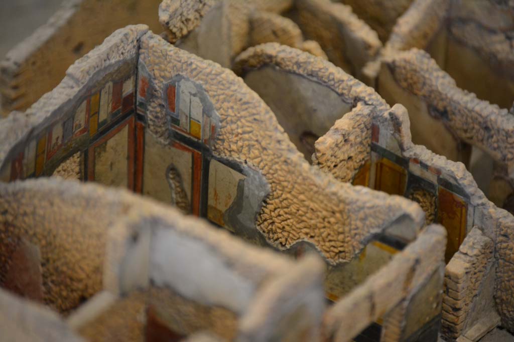 IX.5.18 Pompeii. July 2017. Looking towards decorated north-west corner of triclinium f.
From cork model in Naples Archaeological Museum.
Foto Annette Haug, ERC Grant 681269 DÉCOR
