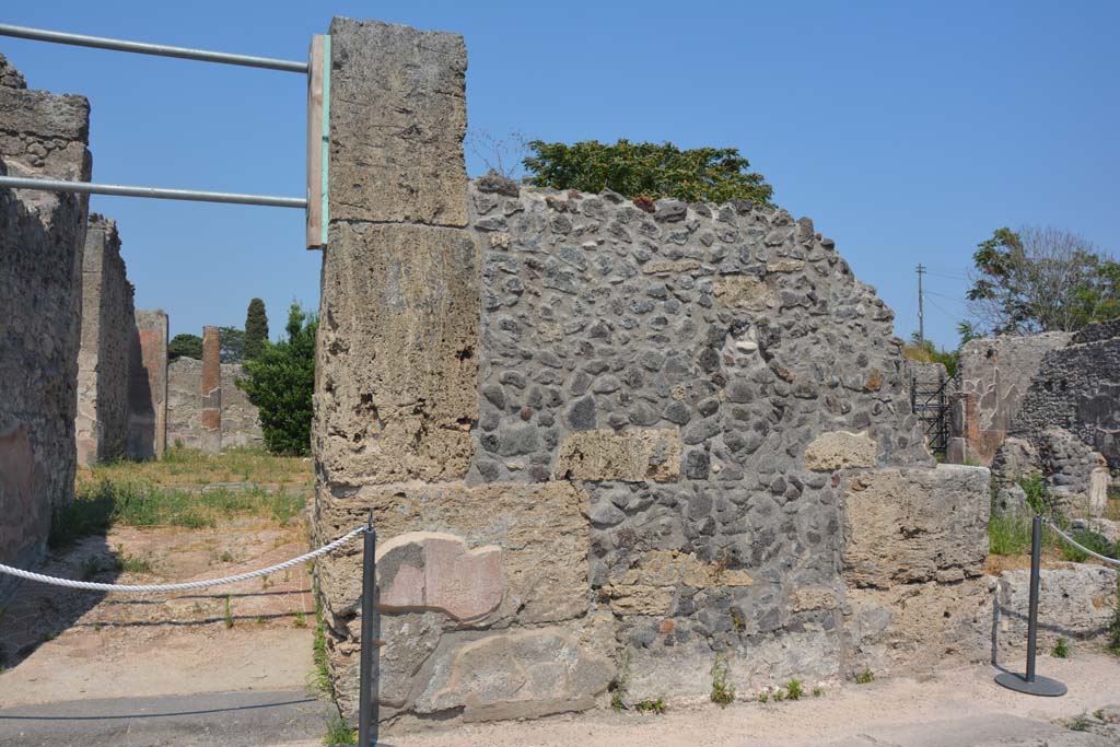 IX.6.5 Pompeii. July 2017. Looking east to front façade on south side of entrance doorway.
Foto Annette Haug, ERC Grant 681269 DÉCOR.

