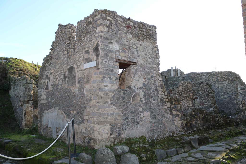 IX.6.8 Pompeii. December 2018. 
Looking south-west towards corner of insula, with entrance doorway, on left. Photo courtesy of Aude Durand.

