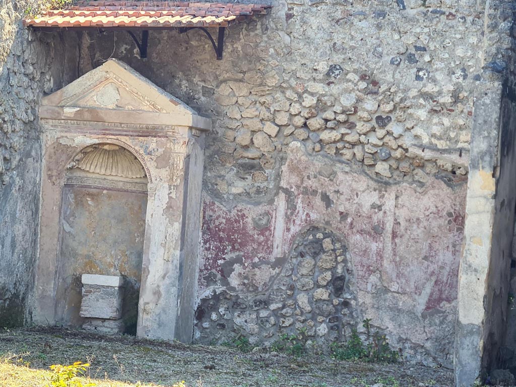 IX.6.8 Pompeii. May 2024. 
Looking west towards aedicula lararium, altar and painted decoration on west wall. Photo courtesy of Klaus Heese.
