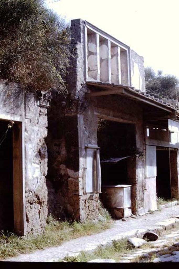 IX.7.4, IX.7.3, IX.7.2 and IX.7.1, Pompeii, 1968. Looking north-west on Via dell’Abbondanza.
Photo by Stanley A. Jashemski.
Source: The Wilhelmina and Stanley A. Jashemski archive in the University of Maryland Library, Special Collections (See collection page) and made available under the Creative Commons Attribution-Non Commercial License v.4. See Licence and use details.
J68f0481
