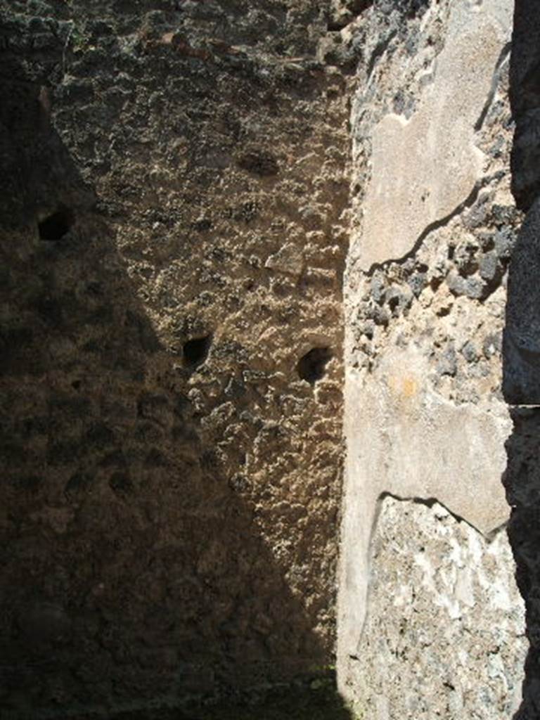 IX.7.20 Pompeii. May 2005. 
West wall of small room (b) or cupboard, with site of shelving supports.
