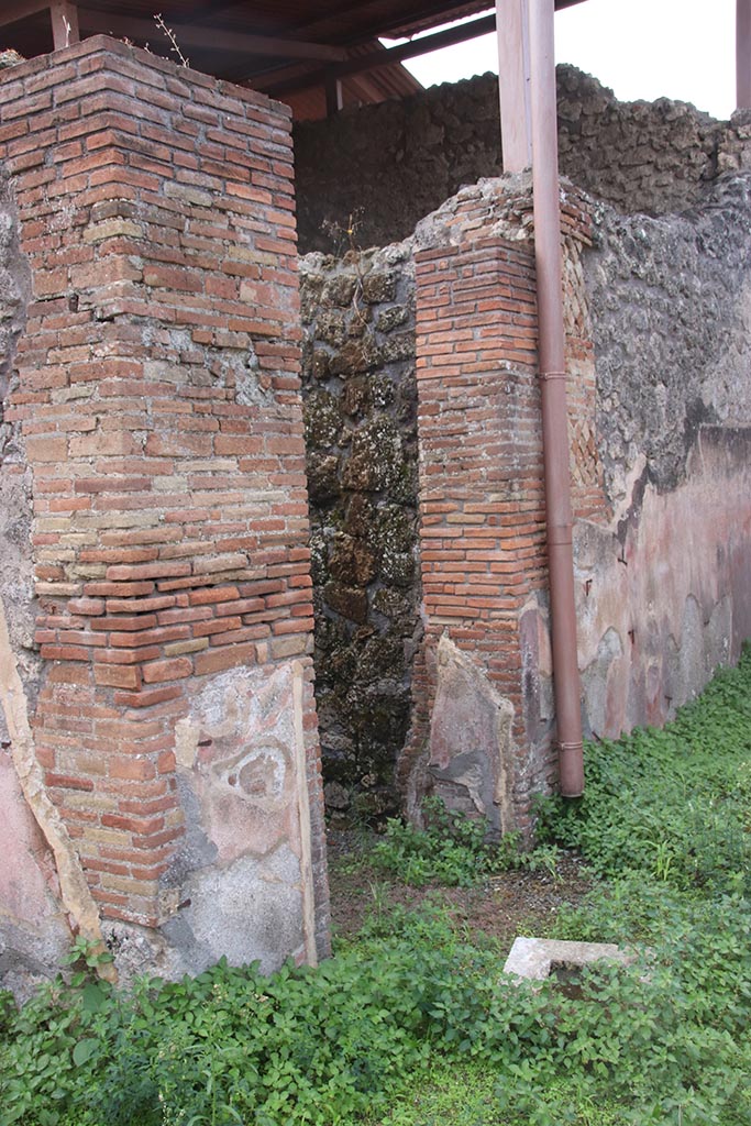 IX.7.25 Pompeii. October 2024. 
Doorway to room (m) in south-west corner of atrium. Photo courtesy of Klaus Heese.
