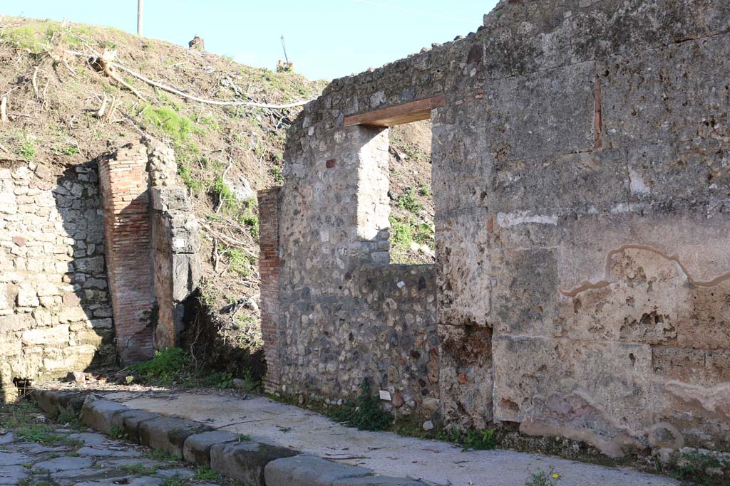 IX.7.26 Pompeii. December 2018. 
Looking south-east from end of small roadway towards entrance and room (d). Photo courtesy of Aude Durand.

