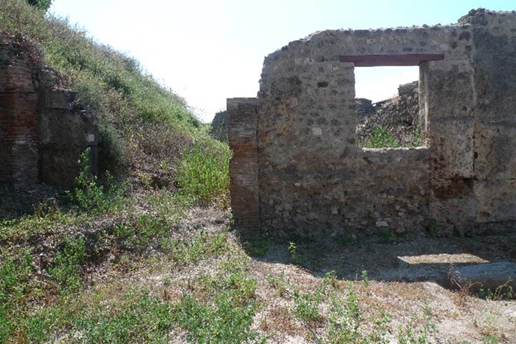 IX.7.26 Pompeii. July 2010. Looking south from end of small roadway towards room (d) and window to room (c).
Photo courtesy of Michael Binns.
