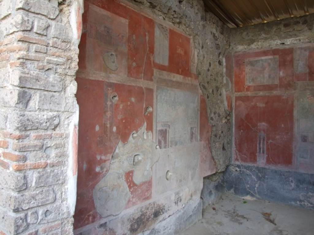 IX.9.c Pompeii. March 2009. Looking towards south wall of triclinium.