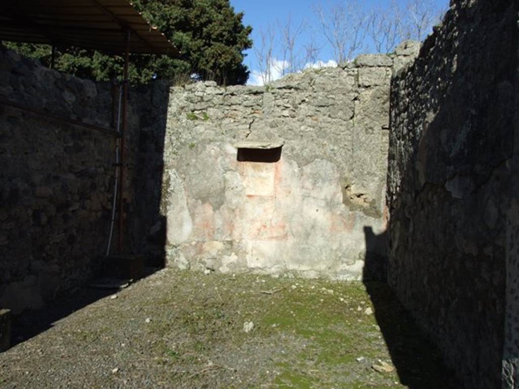 IX.9.d Pompeii. March 2009. Room f, east wall of tablinum, with central wall painting.