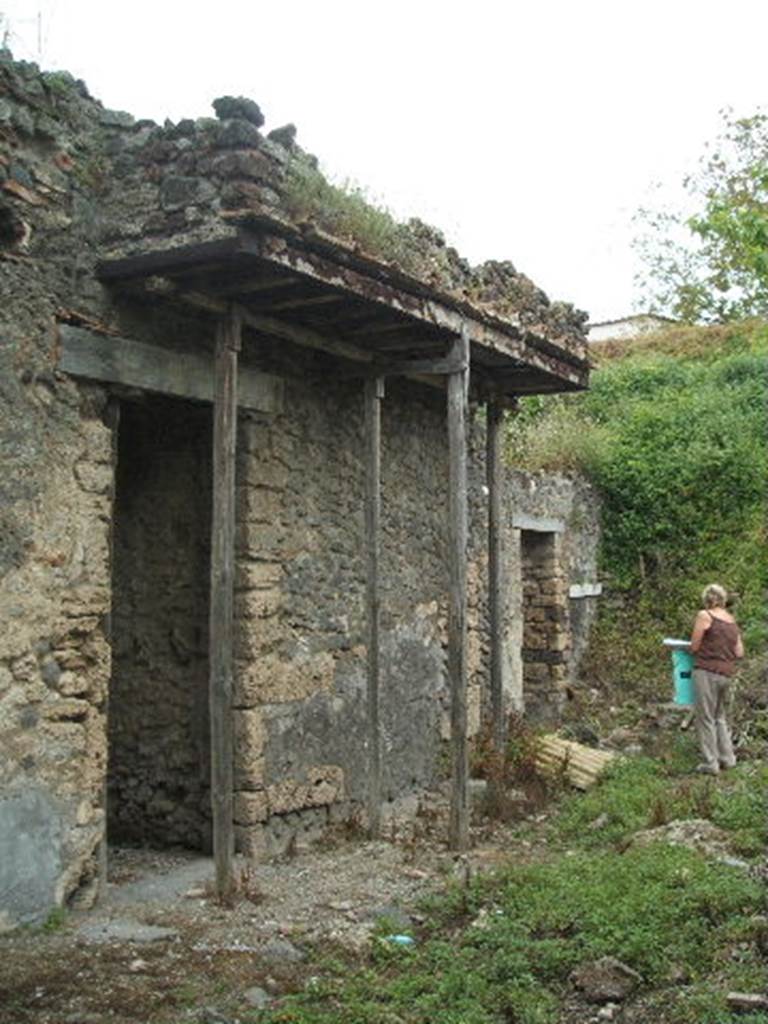 IX.9.f Pompeii (on left) May 2005. Entrance doorways, and IX.9.g (on right).
