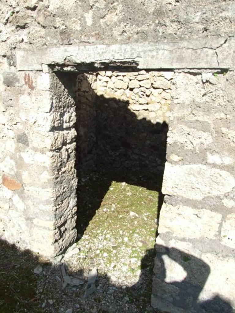 IX.9.g Pompeii. March 2009.   Doorway to other rustic cubiculum, on east side of atrium.
