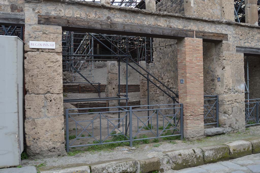 IX.12.1 Pompeii, left, and IX.12.2, centre. March 2018. Looking north-east to entrance doorways.
Foto Taylor Lauritsen, ERC Grant 681269 DÉCOR.
