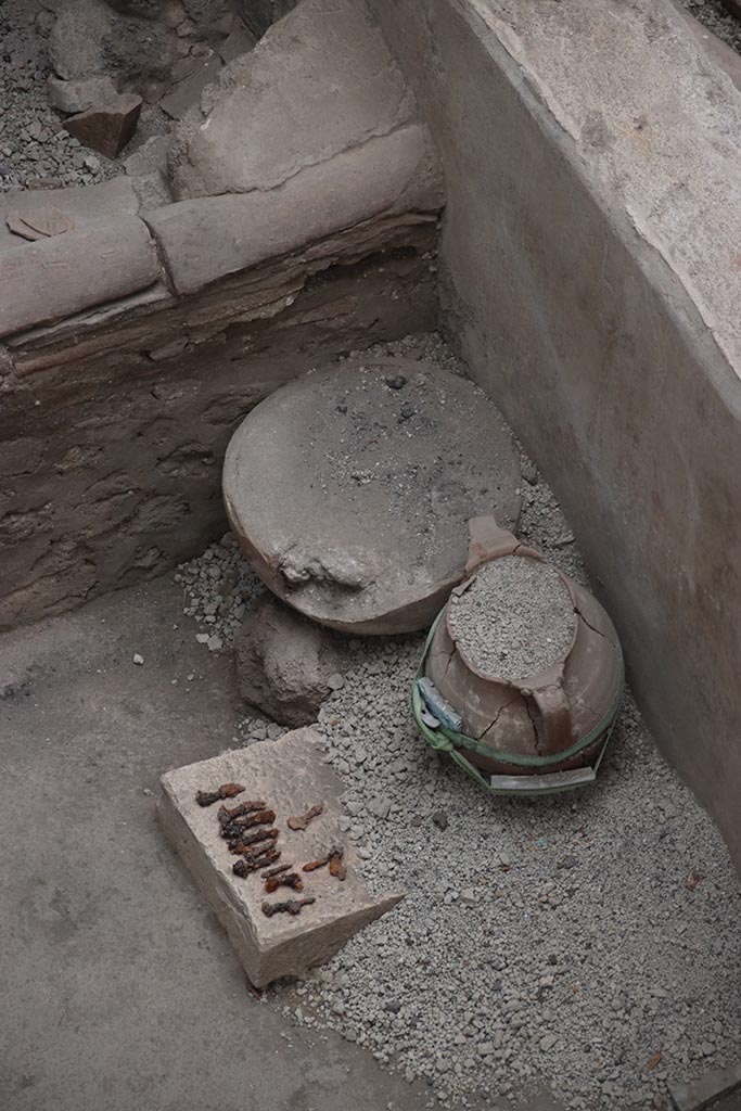 IX.12.4 Pompeii. October 2024. 
Room “q”, detail from north side of hearth. Photo courtesy of Klaus Heese.
