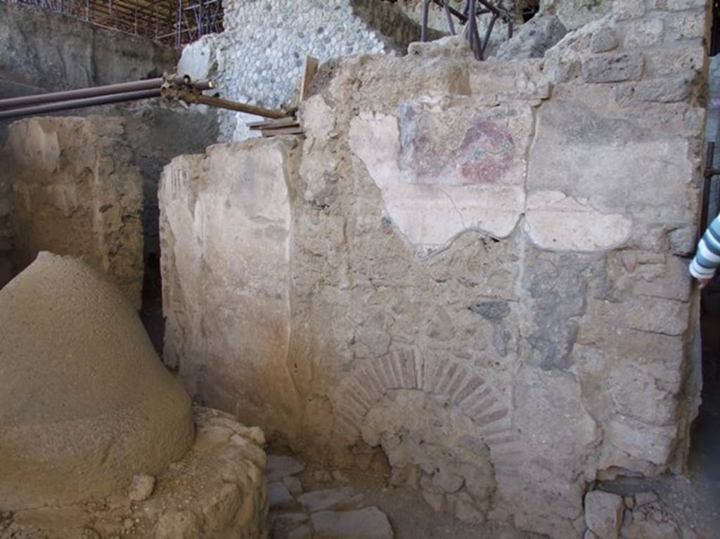 IX.12.6 Pompeii. March 2009. Room “f”, bakery. North wall near a grindstone, with remains of painted plaster.