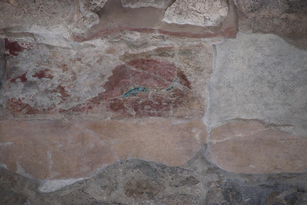 IX.12.6 Pompeii. October 2024. Room “f”, remains of painted plaster on north wall. Photo courtesy of Klaus Heese.