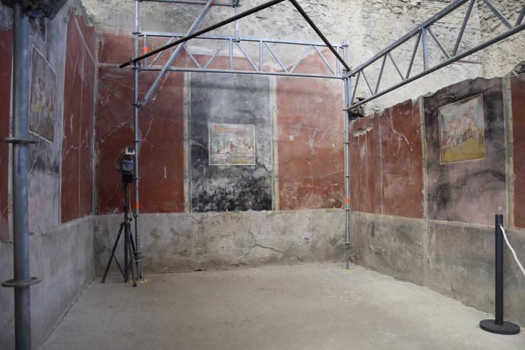 IX.12.6 Pompeii. February 2017. Room “m”, looking north into triclinium with banqueting scenes. Photo courtesy of Johannes Eber.