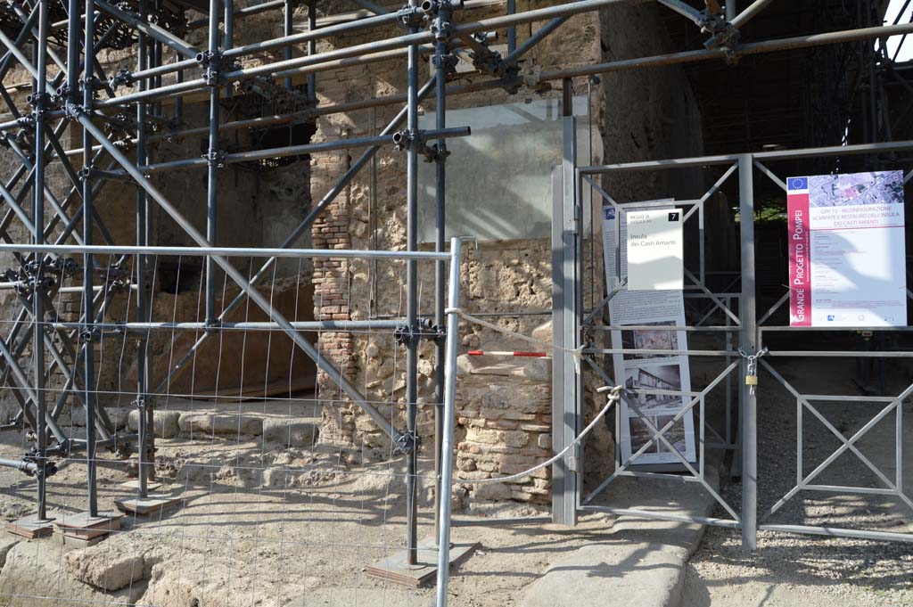 IX.12.7 Pompeii, on left. October 2018. 
Looking north towards entrance doorway with altar, on its east side, and roadway between IX.12 and IX.13, on right
Foto Taylor Lauritsen, ERC Grant 681269 DÉCOR.
