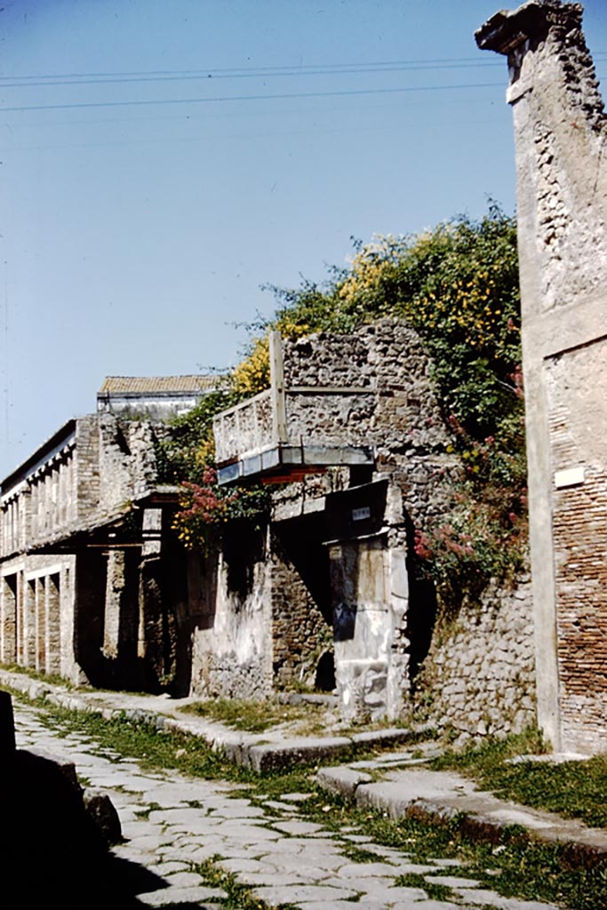 IX.12.7 Pompeii. 1961. 
Looking north-west on Via dell’Abbondanza towards street shrine and blocked side roadway.
Photo by Stanley A. Jashemski.
Source: The Wilhelmina and Stanley A. Jashemski archive in the University of Maryland Library, Special Collections (See collection page) and made available under the Creative Commons Attribution-Non-Commercial License v.4. See Licence and use details.
J61f0231
