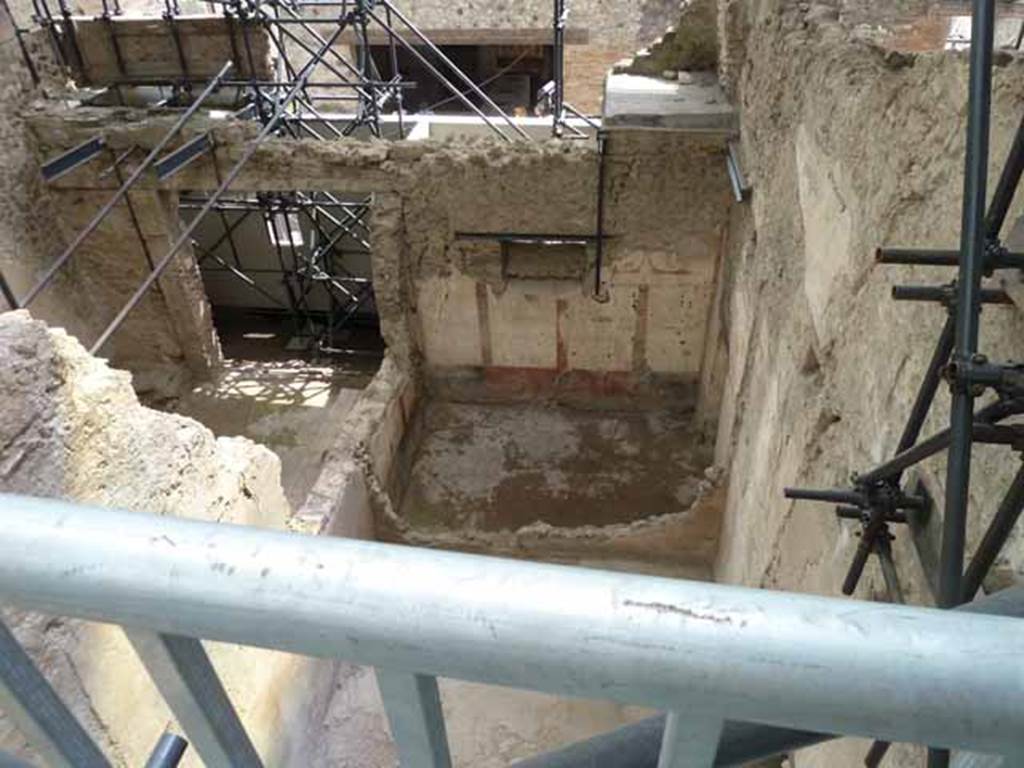 IX.12.7 Pompeii. May 2010. The street entrance from shop-room 1 is on the left-hand side. Looking south from above room “c2” in IX.12.6.
