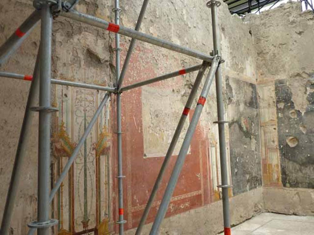 IX.12.9 Pompeii. May 2010. Room “u”, north wall with centre panel unfinished.

