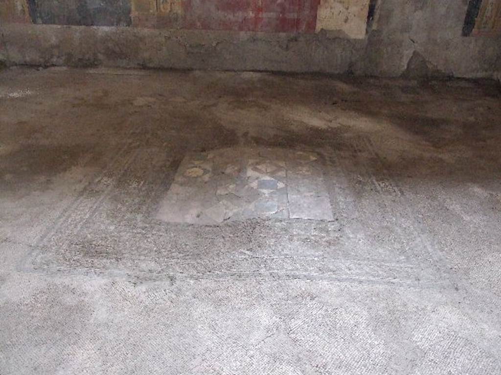 IX.12.9 Pompeii. December 2006. Room “u”, mosaic floor in the oecus.