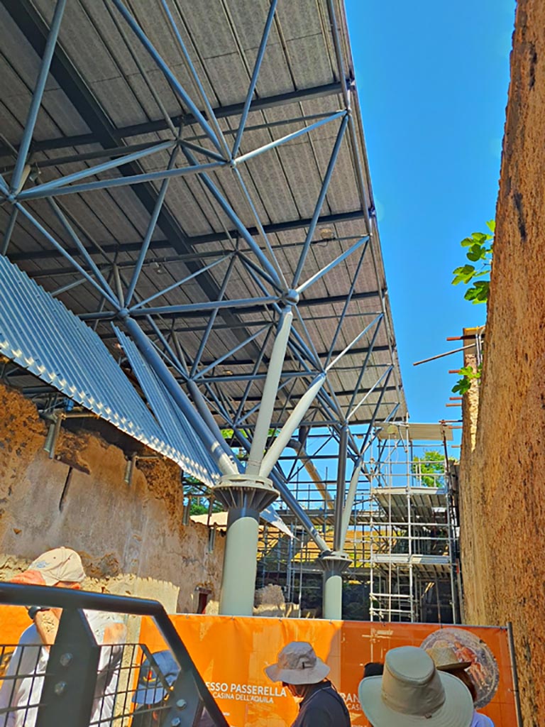 IX.12 Pompeii, on left. June 2024. 
New roof at north end of Vicolo di Giulio Polibio, with IX.13, on right. Photo courtesy of Giuseppe Ciaramella.

