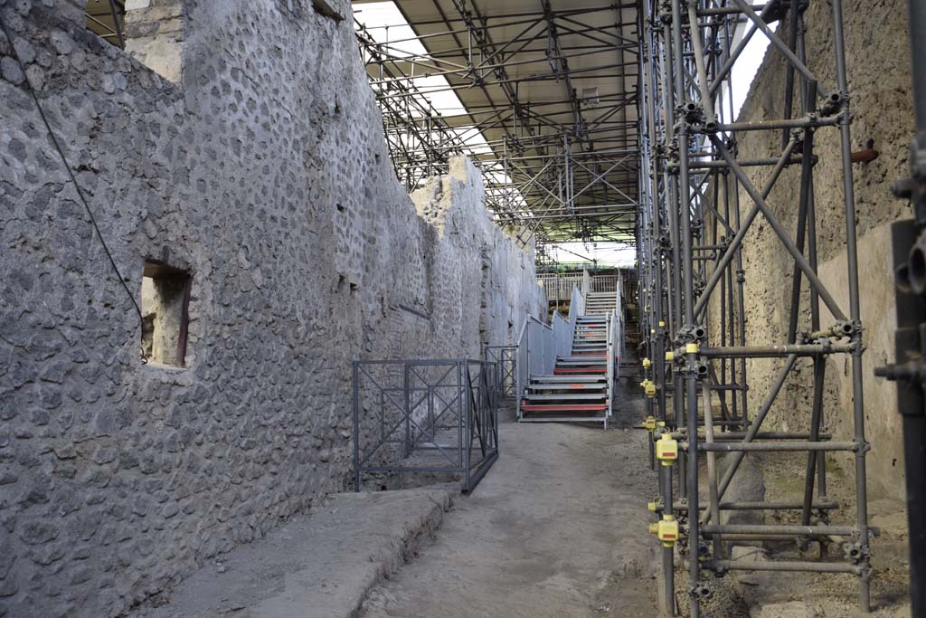 IX.12 Pompeii, on left. February 2017. Looking north in Vicolo di Giulio Polibio, with IX.13, on right. Photo courtesy of Johannes Eber.