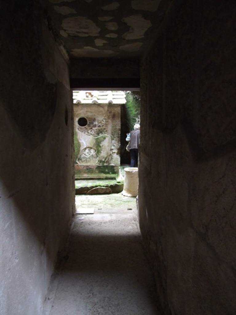 IX.13.1-3 Pompeii. March 2009. Room 20, corridor on west side of atrium, to services area. Looking west.