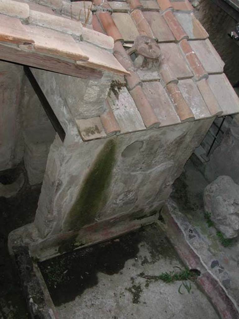 IX.13.1-3 Pompeii. September 2003. Room 21, kitchen courtyard or atrium.  Impluvium, looking north-west. Photo courtesy of Nicolas Monteix.
