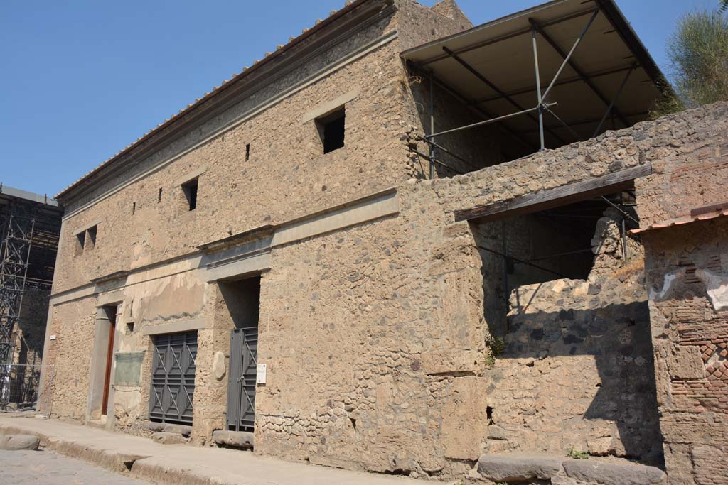 IX.13.1-4 Pompeii. July 2017. Looking west on north side of Via dell’Abbondanza, from IX.13.4, on right.
Foto Annette Haug, ERC Grant 681269 DÉCOR.

