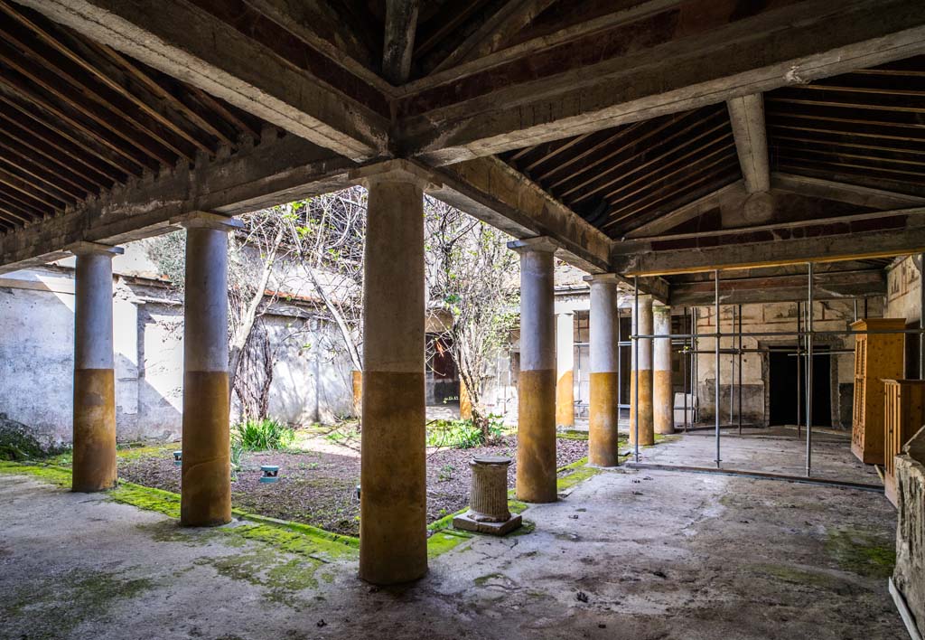 IX.13.1-3 Pompeii. April 2022. 
Room 9, looking north-west across peristyle towards rooms on north side. Photo courtesy of Johannes Eber.

