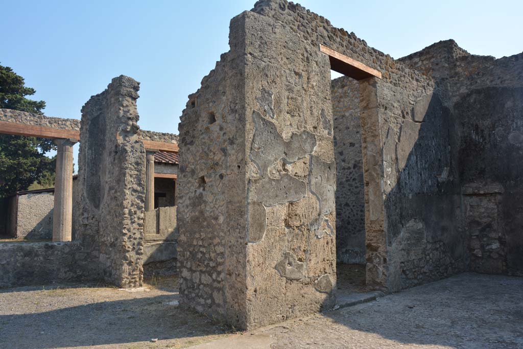 IX.14.4 Pompeii. July 2017. 
Triclinium 24, looking south-west from atrium, with doorway in west wall of tablinum, left of centre, and doorway from atrium, centre right.
Foto Annette Haug, ERC Grant 681269 DÉCOR.
