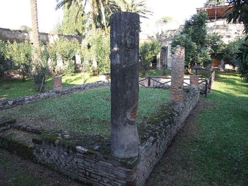 HGW24 Pompeii. December 2006. Garden pergola, at the rear of the large apsed pool, seen from west portico. 
According to Soprano –
Ubicazione: giardino.
Bibliog. Maiuri-Pane, Monumenti italiani editi a cura dell’ Accad. Dei Lincei, Serie II, fasc. I, p. 46, tav.14;
Fiorelli, op. c., p. 142;
Niccolini, II, p.12;
Overbeck-Mau, p.375.
Nel giardino, su di un vasto podio rettangolare, s’innalzano colonne destinate a sostenere un pergolato che dava ombra a letti tricliniari di legno.
Sull’ asse del podio si apre una ampia e profonda piscina con nicchie.
See Soprano, P. (1950). I triclini all’aperto di Pompei. (In Pompeiana, raccolta di studi per il secondo centenario degli scavi di Pompei. Napoli, Gaetano Macchiaroli, Editore, p.308, no.35.
