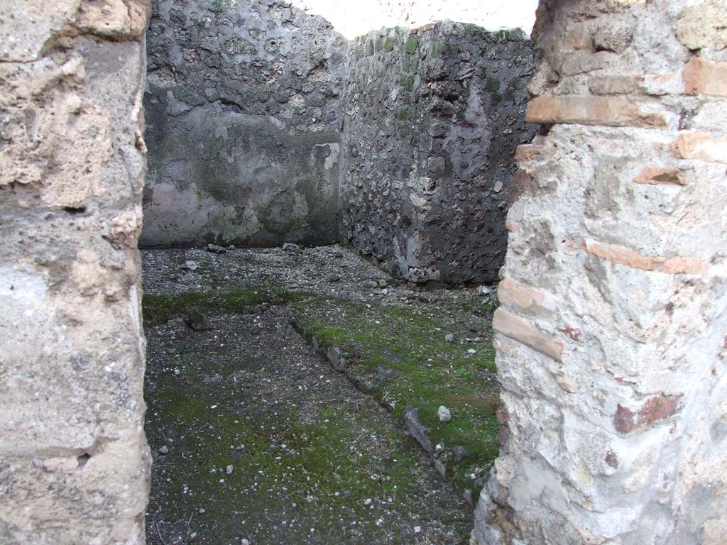 HGW24 Pompeii. December 2006. Doorway to room on north side of peristyle, on upper level.
(Villa Diomedes Project – area 25).
(Fontaine, small room 2,1 on north side of courtyard combined with room with steps (see no.7 below).
