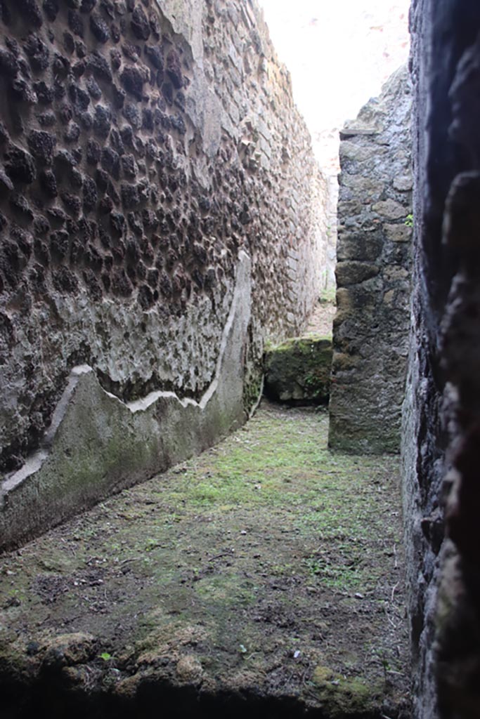 HGW24 Pompeii. Villa of Diomedes. October 2023. 
Room 6b, corridor leading east. Photo courtesy of Klaus Heese.
