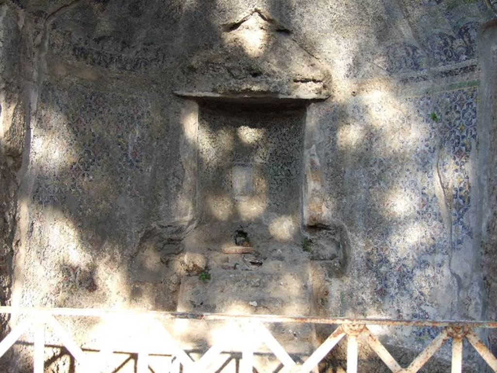 HGE12 Pompeii. December 2006. Centrepiece of mosaic fountain. According to Jashemski, in the large niche was a smaller one which may have held a fountain statue. From the smaller niche, decorated with a garden scene, water flowed down steps into the basin below.