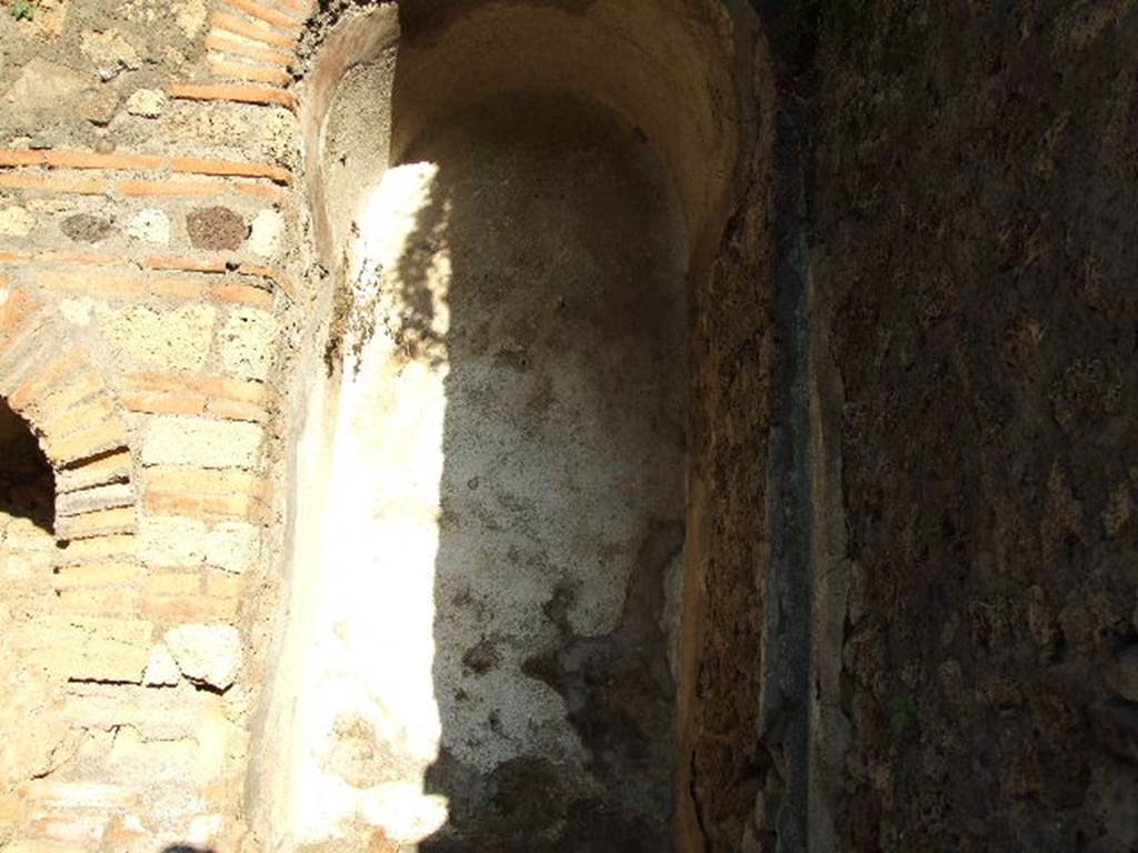 HGE12 Pompeii. December 2006. Narrow niche under staircase.